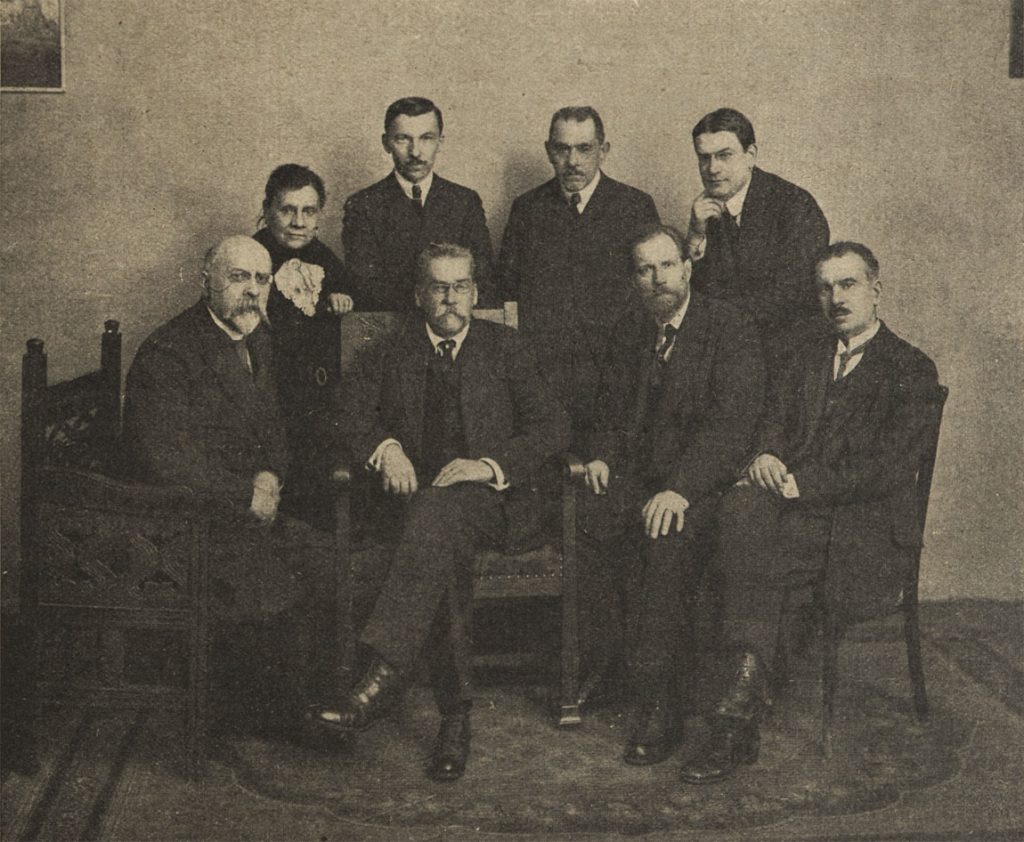 Преподаватели историко-литературного отделения Высших театральных мастерских Малого театра. Сидят, слева направо: А.А.Фомин, М.Н.Розанов, П.П.Пашков, С.Н,Василенко. Стоят, слева направо: В.П.Гундурова, Г.М.Пригоровский, М.А.Скворцов, П.Н.Каптерев. Репродукция фотографии, не позднее 1924.