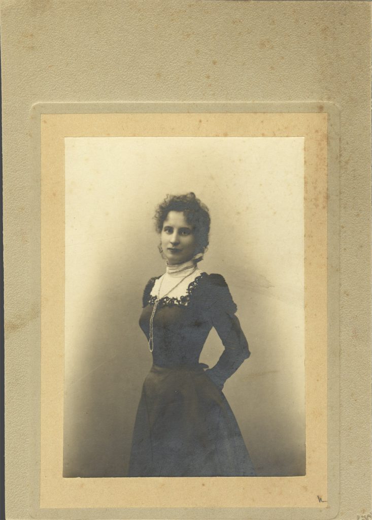 Актриса и писательница О.П.Жданова-Брайловская. Фотография. 1910-е. Дар А.А.Фомина. На обороте его автограф: «Артистка, режиссер и драматург – Ольга Петровна Жданова-Брайловская». Из фондов РГБИ.