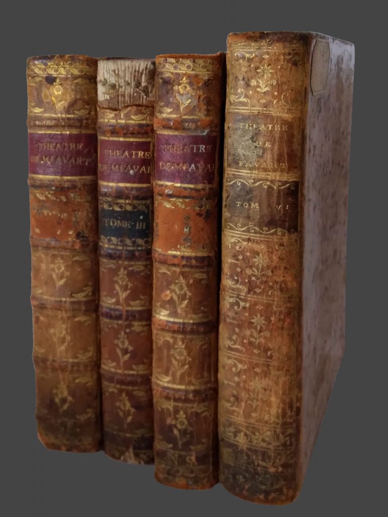 Тома издания Theatre de M. Favart, ou recueil des comedies, parodies & Opera-comiques… во владельческих переплетах, выданные К.С.Станиславскому в 1927 году для работы. Поступили в фонд из Книжного фонда Московского библиотечного отдела (библиотеки Гудовича и Щербатова). Из фондов РГБИ.