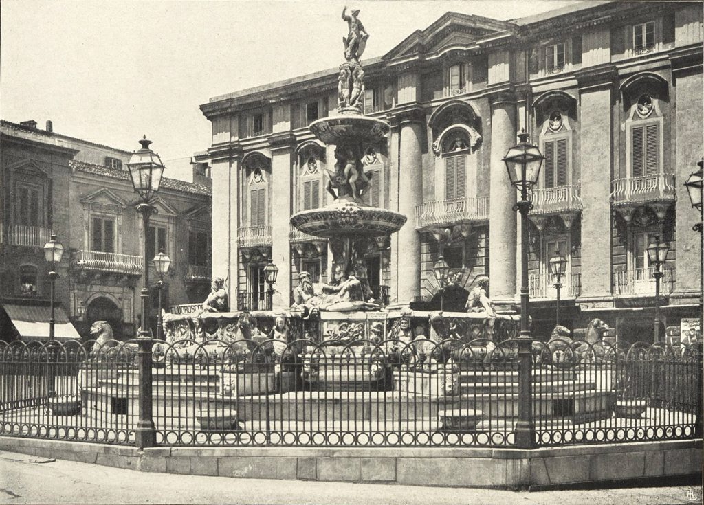 Фонтан «Орион» в Мессине (Италия). Иллюстрация из книги: Messina e Reggio: Prima e dopo il terre moto del 28 dicembre 1908 - Firenze - Milano] , [1908]. Дар Н.А.Попова ГТБ. Из фондов РГБИ.