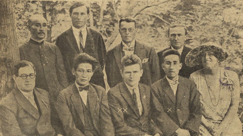 Заведующий постановочной частью театра Кабуки Ототеро Хасэгава (сидит второй справа) среди работников Владивостокского союза работников искусств. 1928. Репродукция фотографии. Из фондов РГБИ.