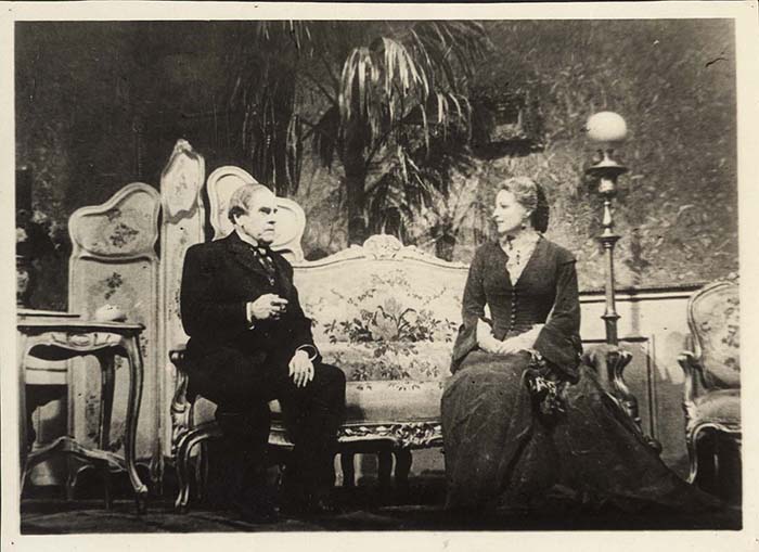 А.К.Тарасова и И.М.Москвин в спектакле МХАТ «Последняя жертва» (постановка Н.П.Хмелева, 1944 г.) Фоторепродукция. Из фондов РГБИ.