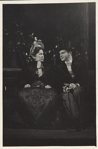 А.П,Зуева и М.И.Прудкин в спектакле МХАТ «Последняя жертва» (постановка Н.П.Хмелева, 1944 г.) Фоторепродукция. Из фондов РГБИ.