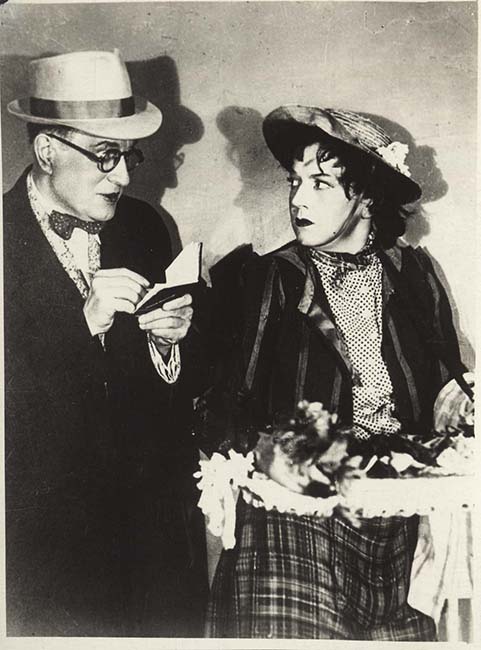 К.А.Зубов в роли Доктора Хиггинса и Д.В.Зеркалова в роли Элизы Дулитл в спектакле «Пигмалион» (Малый театр, 1943). Фоторепродукция. Из фондов РГБИ.