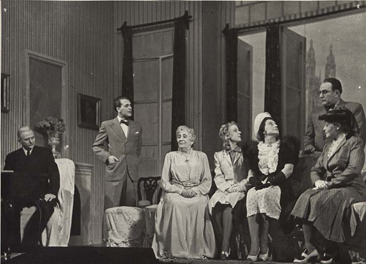 Сцена из спектакля «Пигмалион» (Малый театр, 1943). В роли миссис Хиггинс Е.Д.Турчанинова. Фоторепродукция. Из фондов РГБИ.