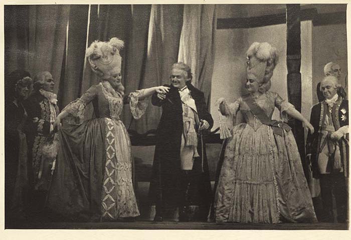 Изобразительные материалы, которые могли быть представлены на выставке в ГТБ в 1943 г. Сцена из 1 акта спектакля «Полководец Суворов» Центрального театра Красной армии по пьесе И.В.Бахтерева и А.В.Разумовского (Москва, 1939). Фотография. Из фондов РГБИ.