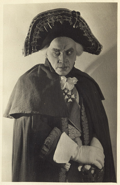 Изобразительные материалы, которые могли быть представлены на выставке в ГТБ в 1943 г. А.Н.Костромин в роли Кутузова в спектакле «Полководец Суворов» Центрального театра Красной армии (Москва, 1939). Фотография. Из фондов РГБИ.