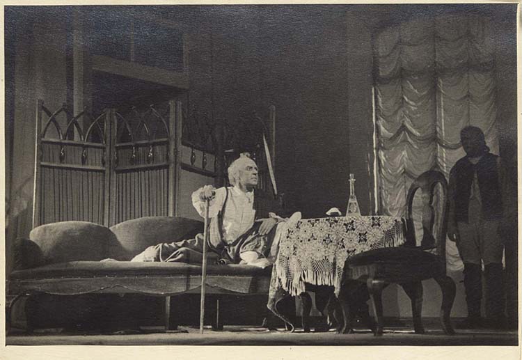 Изобразительные материалы, которые могли быть представлены на выставке в ГТБ в 1943 г. Сцена из 4 акта спектакля «Полководец Суворов» Центрального театра Красной армии (Москва, 1939). В роли И.В.Суворова – Б.Н.Нечаев. Фотография. Из фондов РГБИ.