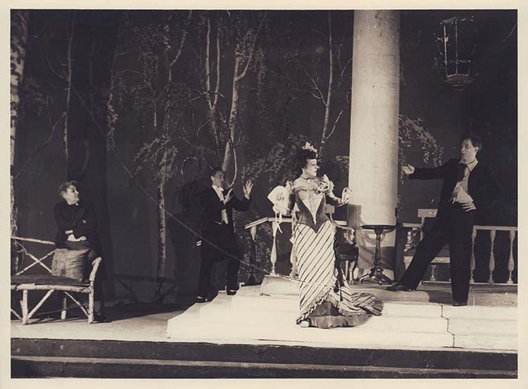 Сцена из спектакля Камерного театра «Без вины виноватые» (пост. А.Я.Таирова, художник В.Ф.Рындин). Не ранее 1945. Фотография. Из фондов РГБИ.