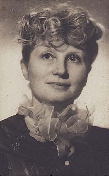 Заслуженная артистка РСФСР Л.П.Сухаревская. Не ранее 1950 г. Фотооткрытка. Из фондов РГБИ.