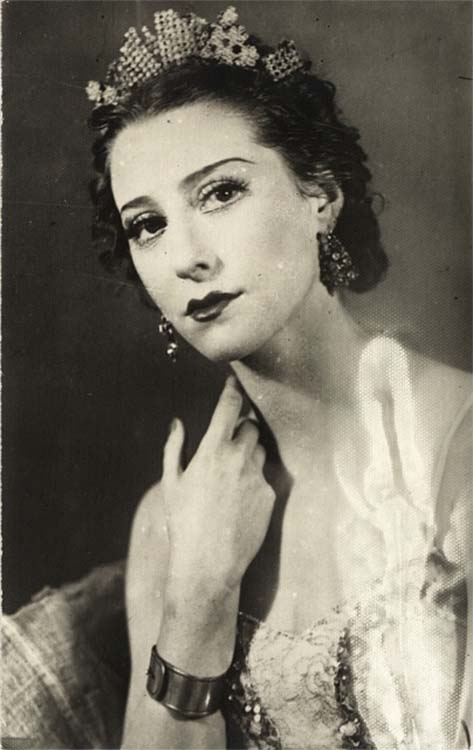 М.М.Плисецкая в партии Раймонды в балете «Раймонда» Государственного академического Большого театра. 1949. Фотография. Из фондов РГБИ.