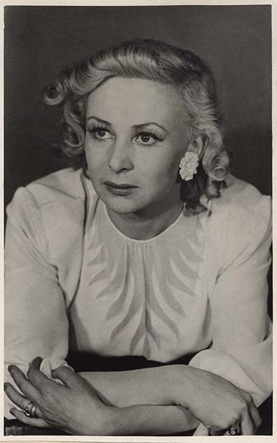 Горнштейн А. Заслуженная артистка В.В.Серова в роди Джесси в спектакле «Русский вопрос» (г.Москва, театра им.Ленинского комсомола, 1947. Режиссер С.Г.Бирман). 1947. Фотография. Фотохроника ТАСС. Из фондов РГБИ.