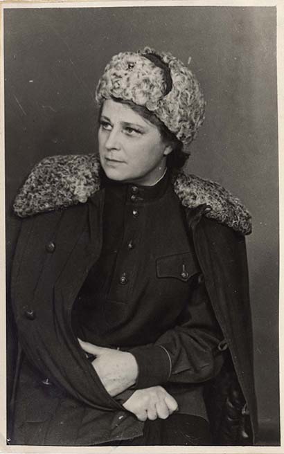 Материалы выставок 1947 г. Гонштейн А. Народная артистка СССР А.К.Тарасова в роли военного врача Лизы в спектакле «Победители» Б.Ф.Чирскова (г.Москва, МХАТ, 1947. Постановка В.Я.Станицына режиссер Г.Г.Конский, художник П.В.Вильямс). 1947 Фотография. Фотохроника ТАСС. Из фондов РГБИ.