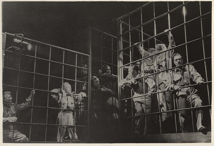 Гонштейн А. Сцена из II действия спектакля «Судьба Реджинальда Дэвиса» В.М.Кожевникова и И.Л.Прута (г.Москва, Камерный театр, 1947. Постановка А.Я.Таирова, режиссер Н.С.Сухоцкая, художник Е.К.Коваленко). 1947. Фотография. Фотохроника ТАСС. Из фондов РГБИ.