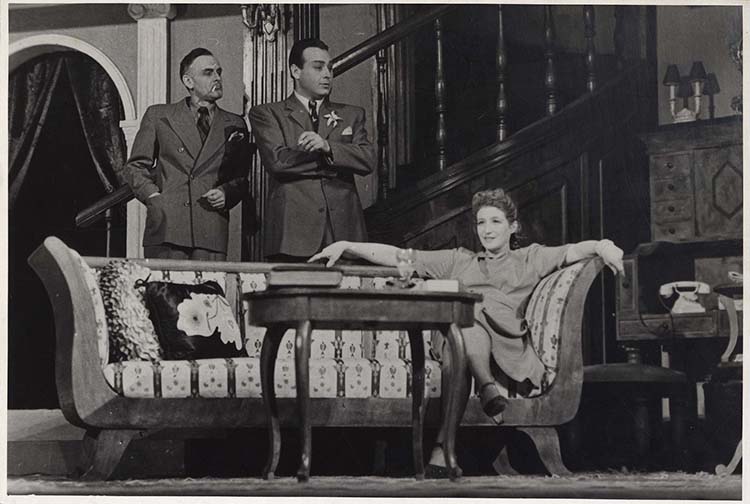 Гонштейн А. Сцена из спектакля «Глубокие корни» Джеймса Гоу и Арно д’Юссо (г.Москва, Театр им. Е.Вахтангова, 1947. Постановка Р.Н.Симонова, режиссер А.М.Габович, художник А.В.Цесевич). 1947. Фотография. Фотохроника ТАСС. Из фондов РГБИ.