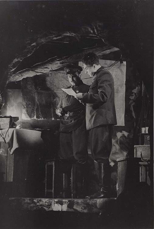 Поступления 1947 г. Батанов А. Сцена из спектакля «Великие дни» Н.Вирты (Московский государственный театр драмы, 1947. Постановка Н.П.Охлопкова, художник П.В.Вильямс). 1947. Фотография. Фотохроника ТАСС. Из фондов РГБИ.