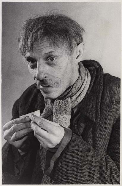 Поступления 1947 г. Горнштейн А. Заслуженный артист РСФСР Н.М.Новлянский в роли Кропли в спектакле «Константин Заслонов» А.Мовзона (г.Москва, Камерный театр, 1947. Постановка Л.Л.Лукьянова, режиссер В.В.Васильев, художник А.Г.Тышлер). 1947. Фотография. Фотохроника ТАСС. Из фондов РГБИ.