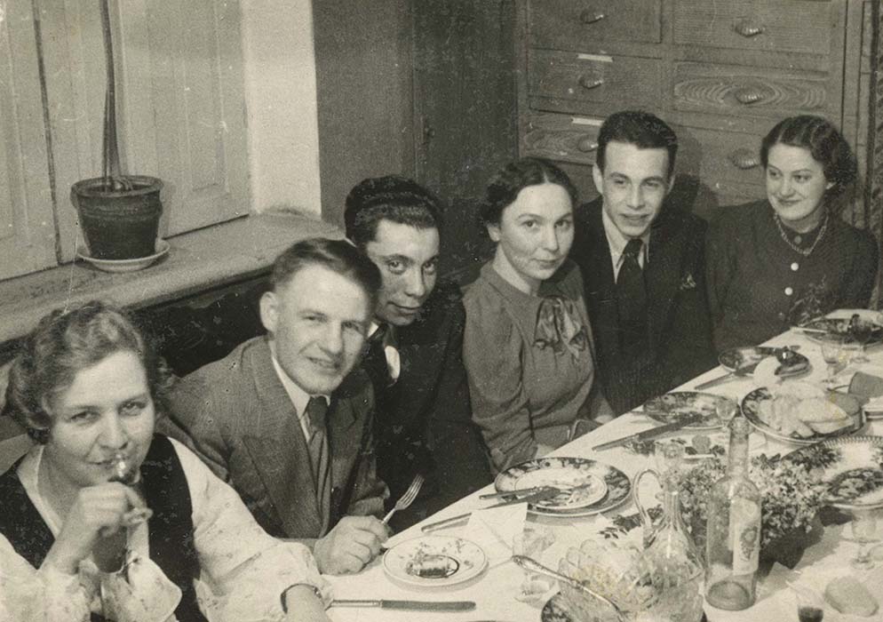 Т.М.Шутова (крайняя слева) и Е.С.Гро (крайняя справа) среди сотрудников ГТБ за праздничным столом. 1940. Фотография. Из фондов РГБИ.